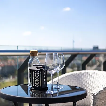 Cohost I Luxury City, River Views I W-100m2 Living Space & Terrace I Garage Parking Apartment