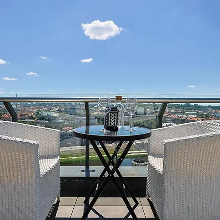 Cohost I Luxury City, River Views I W-100m2 Living Space & Terrace I Garage Parking Apartment