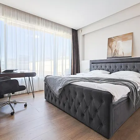 Cohost I Luxury City, River Views I W-100m2 Living Space & Terrace I Garage Parking شقة